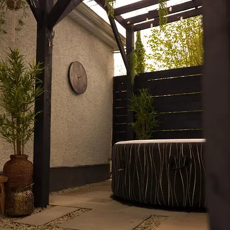 Cosy Cottage, Hot Tub, Fireplace, Games