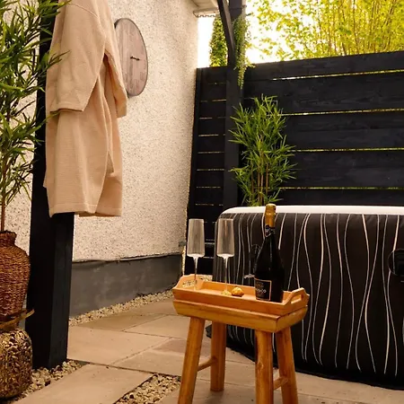Cosy Cottage, Hot Tub, Fireplace, Games *
