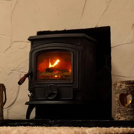 Cosy Cottage, Hot Tub, Fireplace, Games בית נופש באלינמור