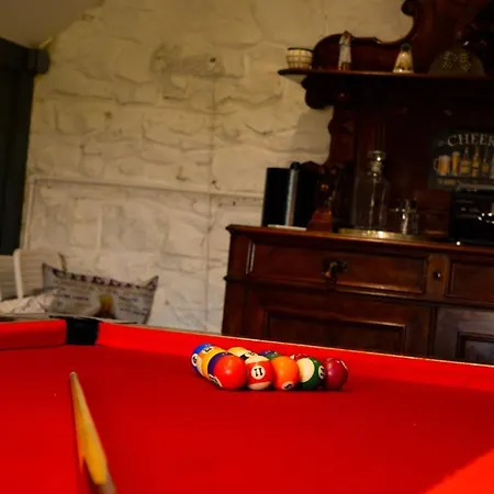 Cosy Cottage, Hot Tub, Fireplace, Games באלינמור