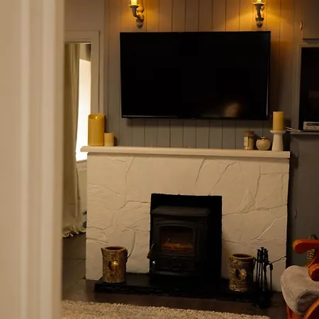 Cosy Cottage, Hot Tub, Fireplace, Games