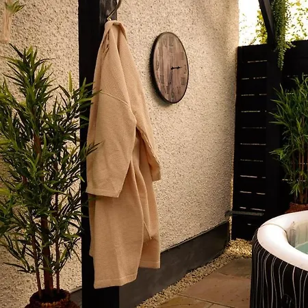 Cosy Cottage, Hot Tub, Fireplace, Games בית נופש