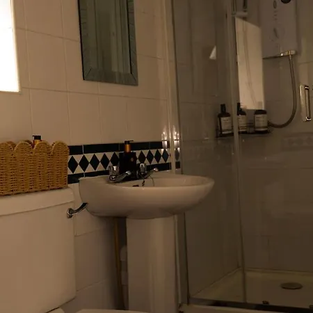 Cosy Cottage, Hot Tub, Fireplace, Games בית נופש באלינמור