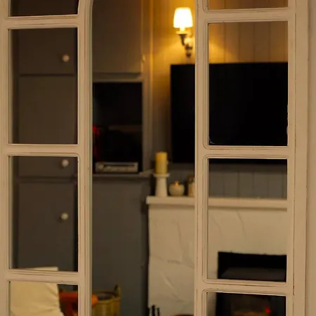 Cosy Cottage, Hot Tub, Fireplace, Games *